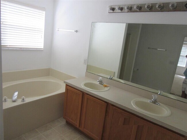 Building Photo - 926 Horseshoe Falls Dr