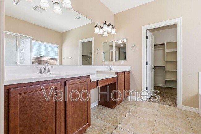 Building Photo - 2717 E Ficus Way