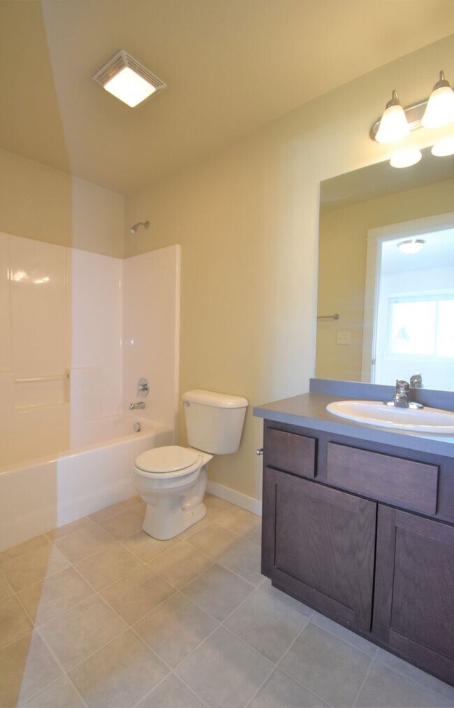 Building Photo - Beautiful Baxter Springs Condo with detach...