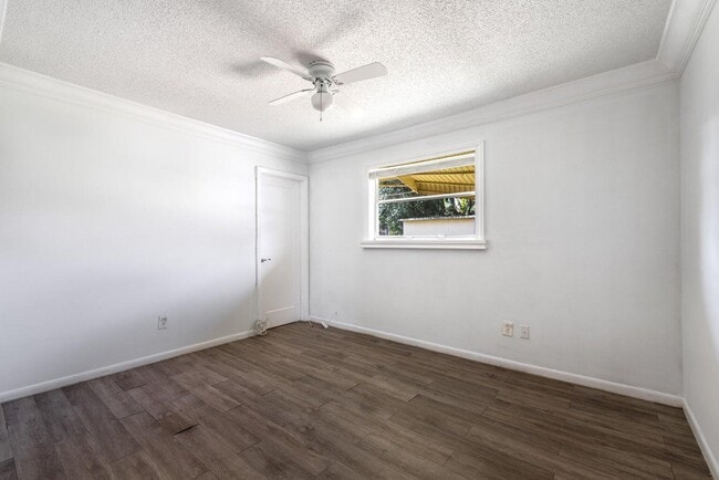Building Photo - 8642 Sunset Dr