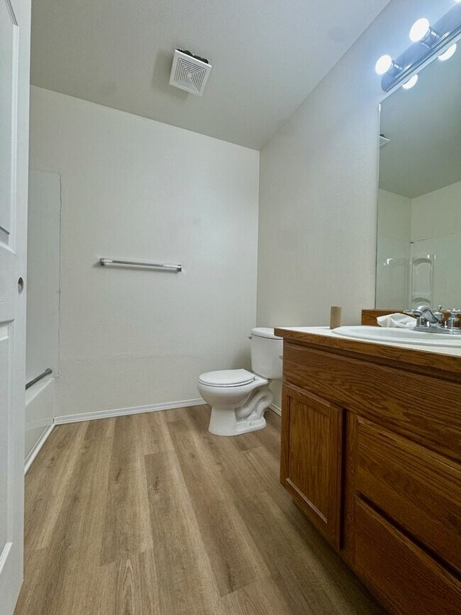 Building Photo - Newly Renovated Ranch Style Home!
