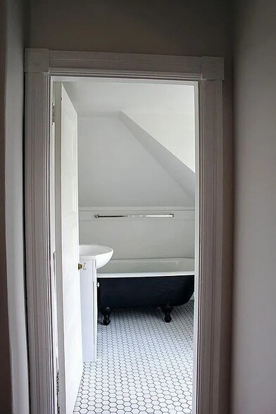 Bathroom, tub - 42 Hidden St