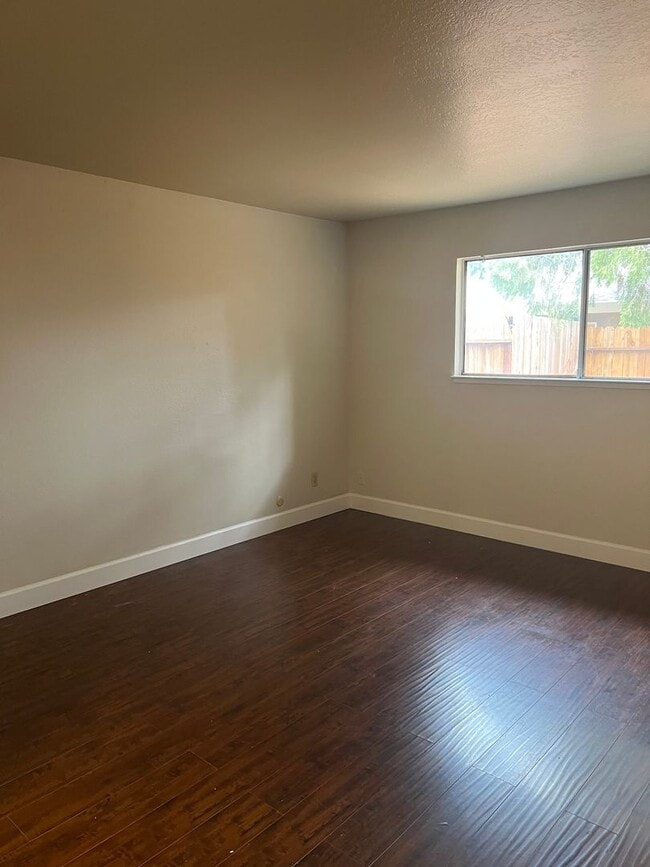 Building Photo - MARCH MOVE IN SPECIAL!! UPDATED 3 BEDROOM DUPLEX IN SACRAMENTO!
