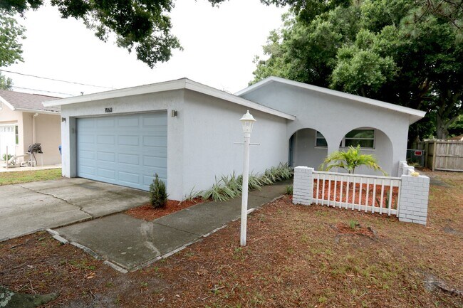 Building Photo - LOOK. Available now! 3bed,2bath, 2car Pine...