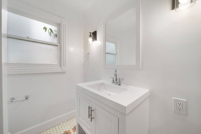 Building Photo - 4/Bed, 4/Bath Home with Parking, Washer/ Dryer and Spa, Close to Chapman University/ Orange Circle