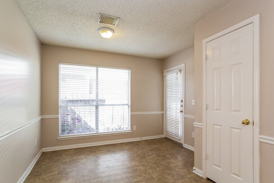 Building Photo - 7131 Maple Walk Dr