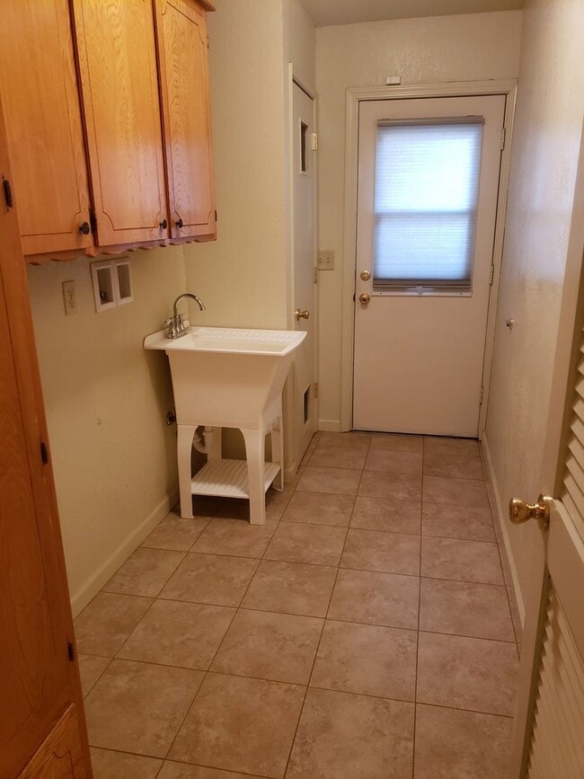 Building Photo - 3 bedroom home w/ large shop & office space!