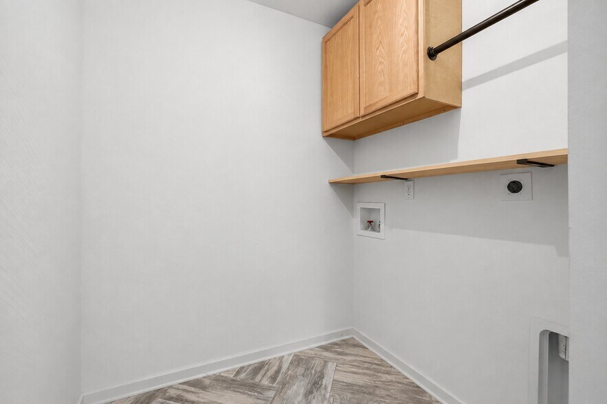 Building Photo - 4599 Woodford Cir