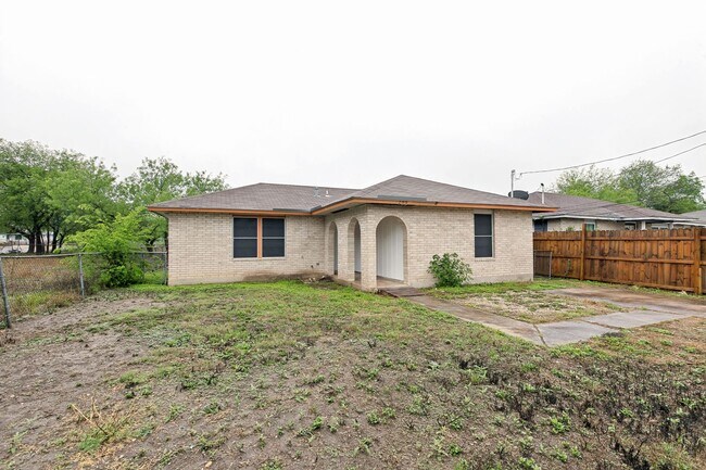 Building Photo - 3-BEDROOM HOME IN LOMA PARK