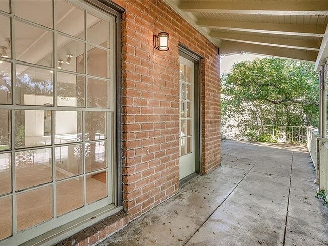 Building Photo - "Charming 3-Bedroom Home on University Blvd – Spacious 2402 Sq Ft with 2 Full Baths in Prime Univ...