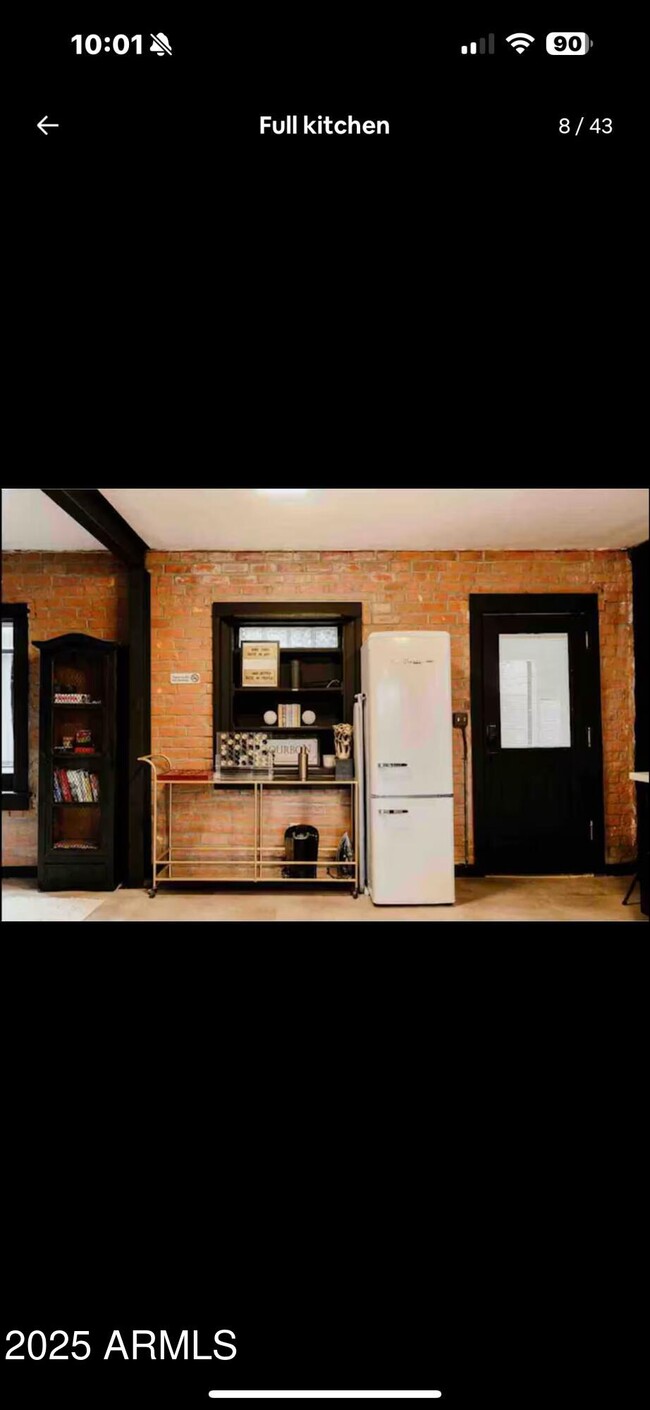 Building Photo - 1055 E Whitton Ave