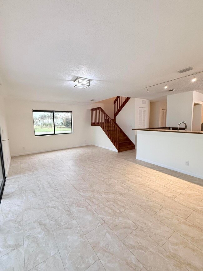 Building Photo - 1635 Woodbridge Lakes Cir