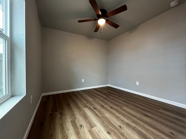 Building Photo - Coming Soon! 2 Bed/1 Bath Home