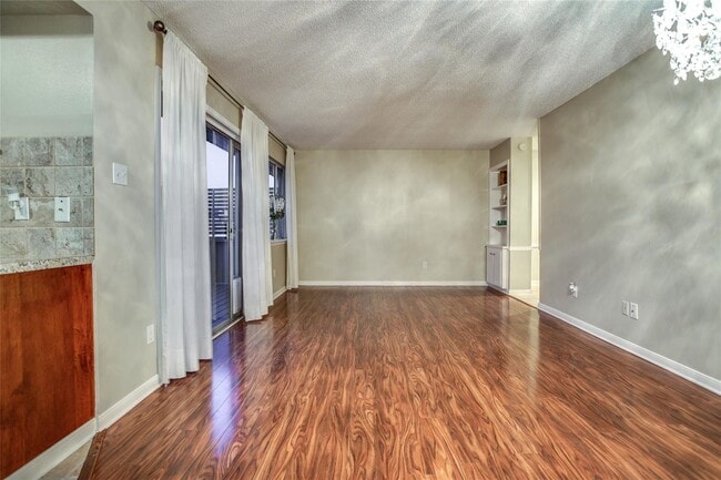 Building Photo - Small gated community of 39 units, conveni...