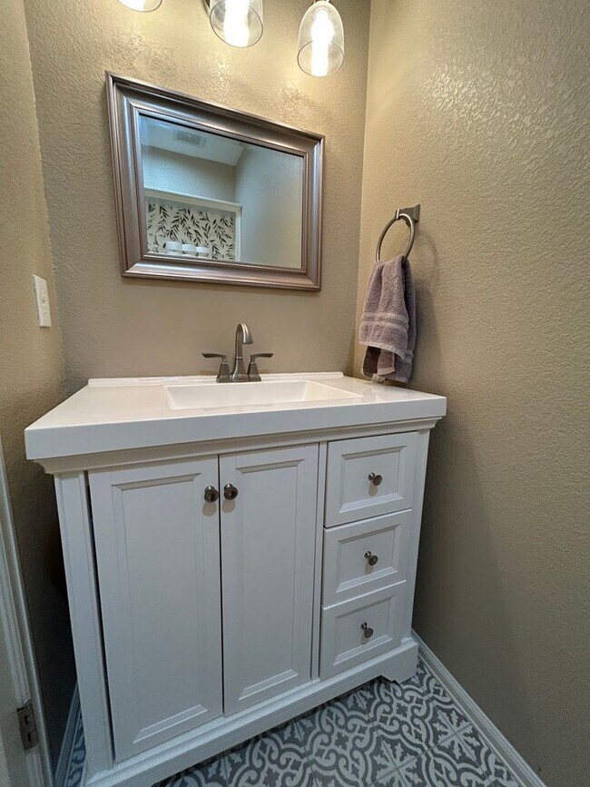 Building Photo - Spacious 5-Bed, 5-Bath Home in Erie’s Sunwest North Community