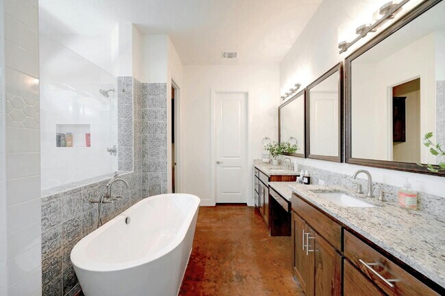 Building Photo - Spacious 4-Bed Oasis at this Canyon Lake Gem!