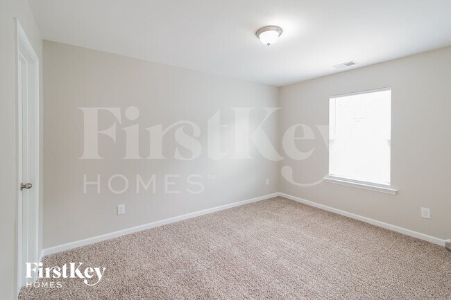 Building Photo - 165 Longford Dr