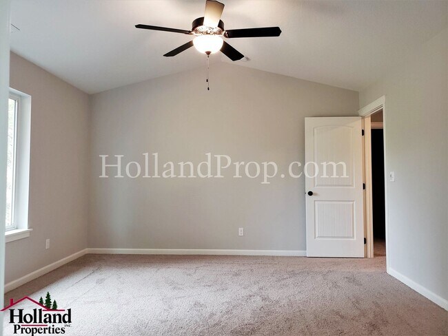 Building Photo - Spacious & Stylish 4-Bedroom Home with Mod...