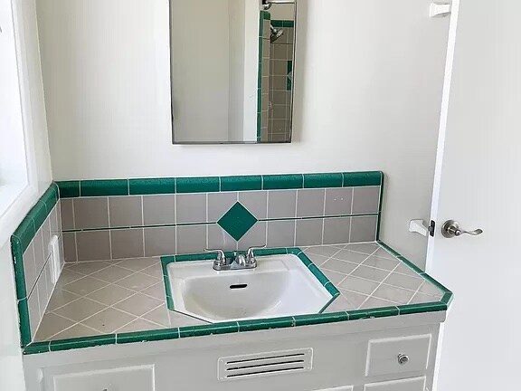 Building Photo - 250 Cliff Dr