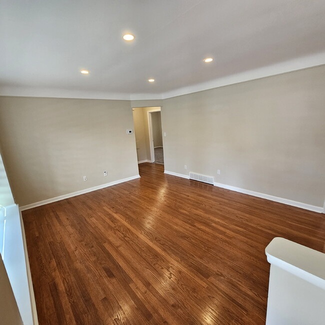 Building Photo - Updated 3 Bedroom w/ Granite, updated cabinets + Stainless Appliances in Kitchen – 1.5 Bath, Semi...
