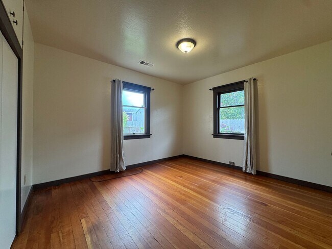 Building Photo - 1336 6th St