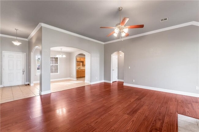 Building Photo - 521 Redbud St