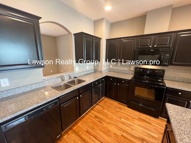 Building Photo - Luxurious Colonial Green Townhome