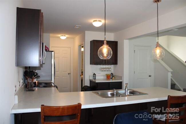 Building Photo - 10207 Holly Park Dr