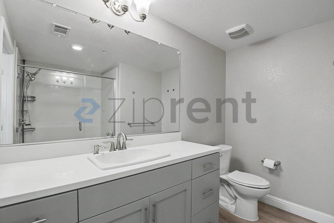 Building Photo - Unit 403