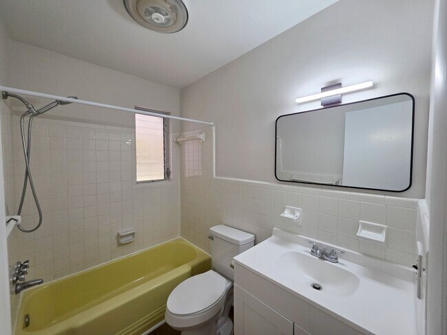 Building Photo - 3/2 with Florida room and Carport