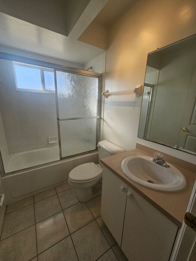 Building Photo - 3/2/2 Annual Rental Available!!