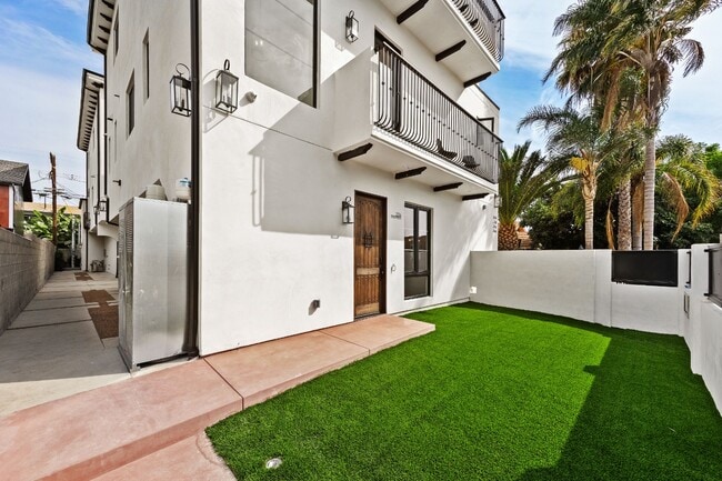 Building Photo - Bright and Spacious Newly Renovated Townhome | 5 Bedroom | 5 Bathroom | Parking Included