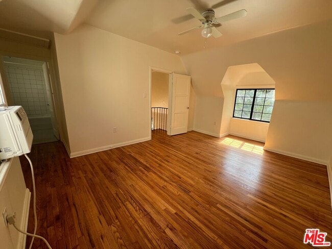 Building Photo - 1024 1/2 N Gardner St
