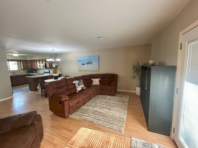 Building Photo - 300 Lucy Ln