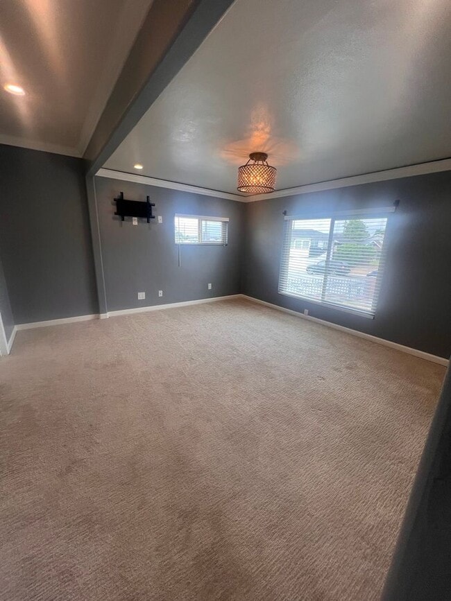 Building Photo - Beautiful 3 Bed / 2 Bath Home with Detached Bonus Space