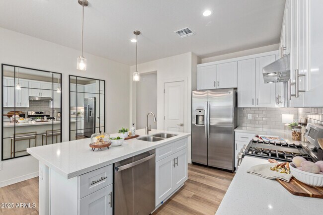 Building Photo - 1511 W Sierra Vista Dr