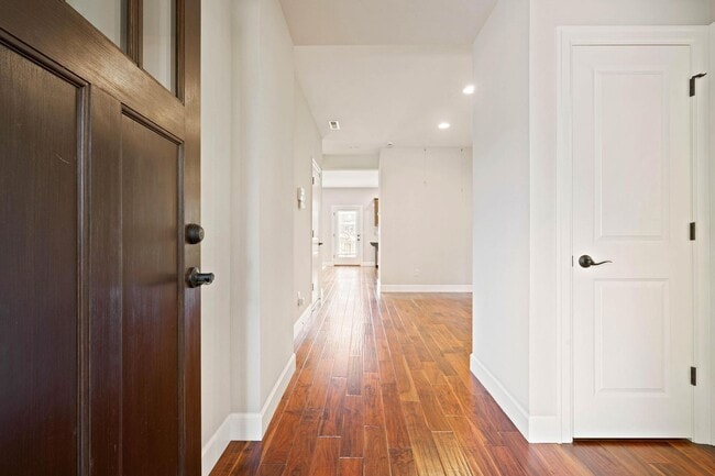 Building Photo - $500 off first month! Spacious 4-bdrm/3-ba...