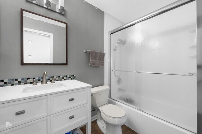 Building Photo - Gorgeous End Unit with 3 Bed/2.5 Baths and...