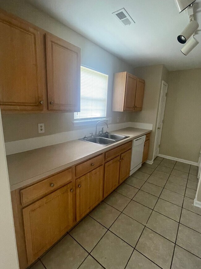 Building Photo - This cozy 3 bed 2 bath ranch home is on a corner lot in the Todd Park neighborhood