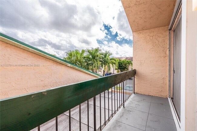 Building Photo - 9179 Fontainebleau Blvd