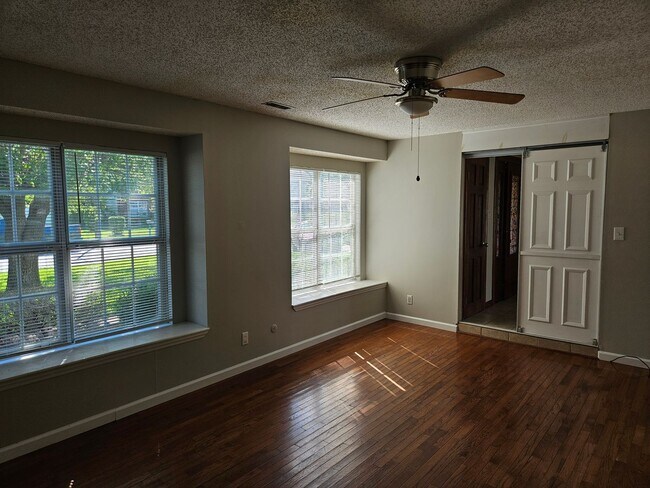 Building Photo - Oak Springs