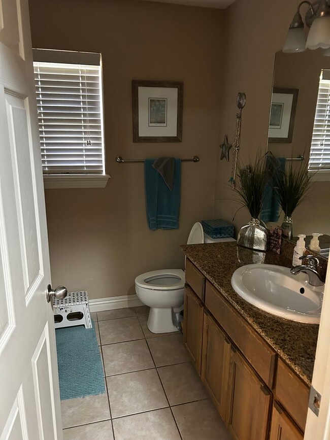 Building Photo - 4 Bedroom 2 Bathroom home