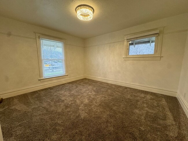 Building Photo - Charming 4 bedroom home