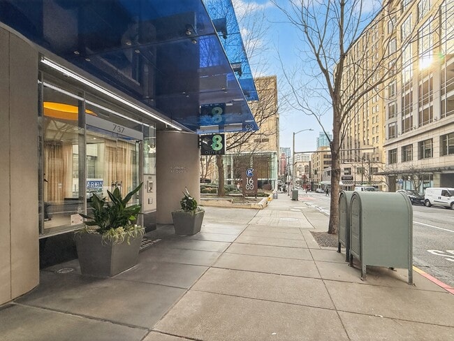 Building Photo - 737 Olive Wy