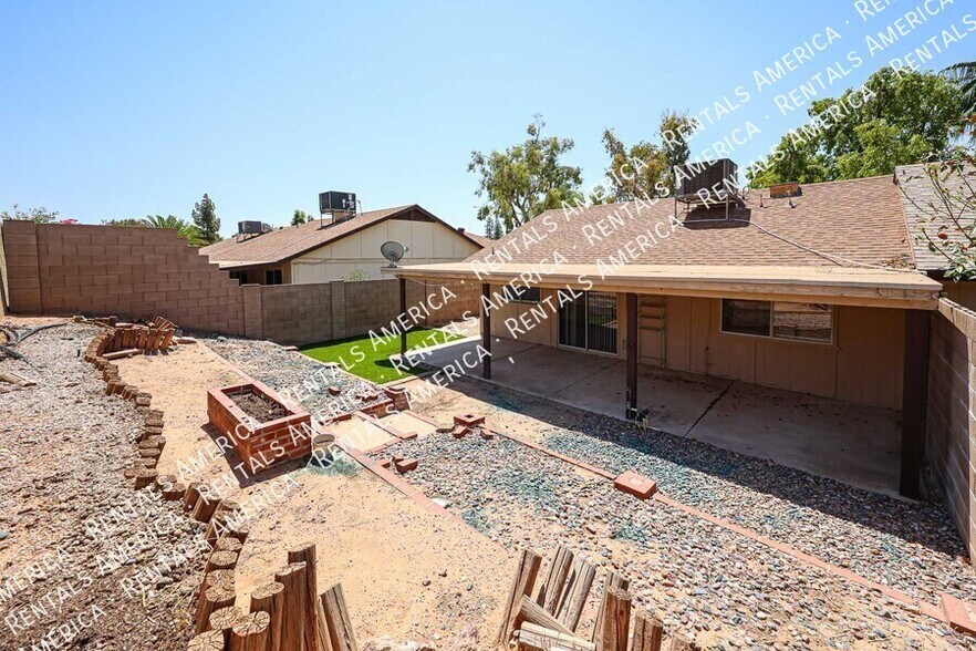 Building Photo - 2834 E Isabella Ave