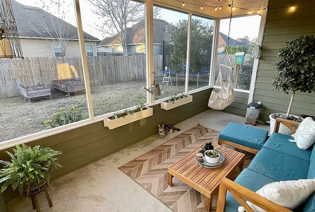 Building Photo - Spacious 4BR/3BA Grove Point Home with Screened Porch & Privacy Fence