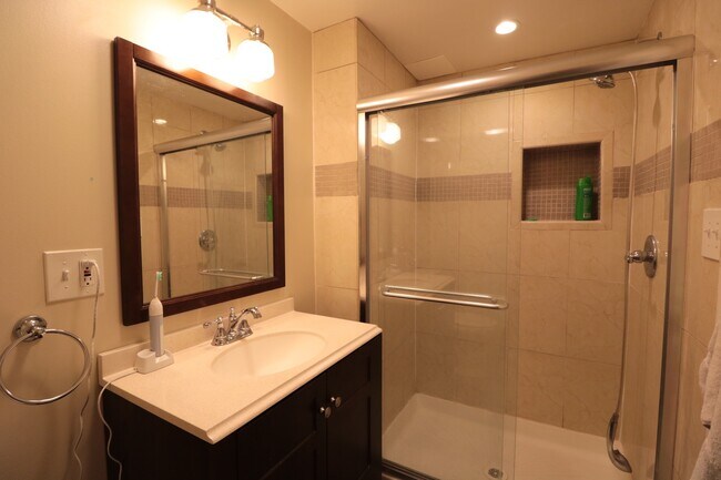 Building Photo - Spectacular 4 Bedroom, 3.5 SFH - Fenced Ya...
