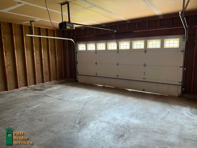 Building Photo - 3 Bedroom Home in Maple Grove