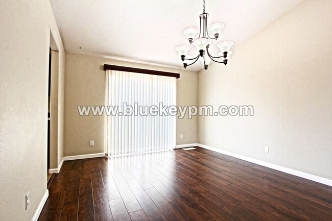 Building Photo - 4 Bed, 2 Bath Home in Well Established Nei...