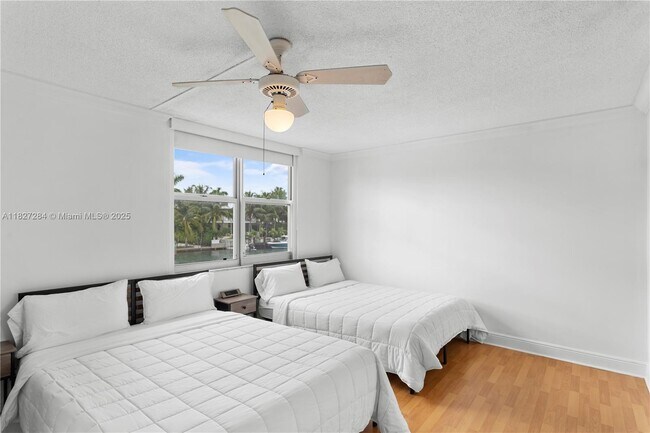 Building Photo - 9440 W Bay Harbor Dr